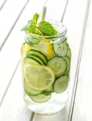 Công thức nước uống từ dưa leo, chanh và baking soda giúp hỗ trợ trung hòa axit dạ dày, giảm ợ chua, nóng rát, dễ làm tại nhà, nhiều người áp dụng...