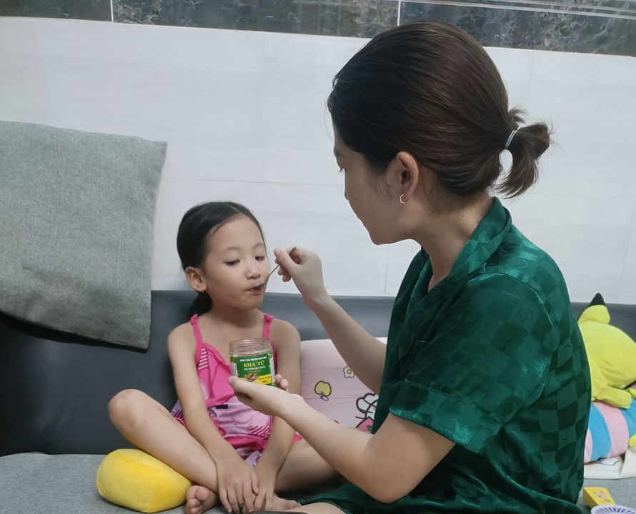 Cach tri ho cho tre tai nha bang kha tu ngam mat ong